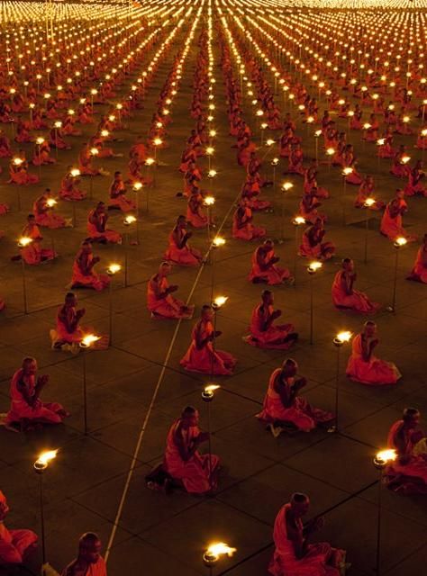 Dhammakaya Temple, Thailand: 100,000 Monks Praying for Peace, (Luke Duggleby) 