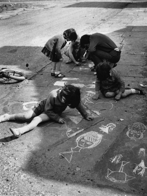 Shirley Baker children draw on pavement France 1960